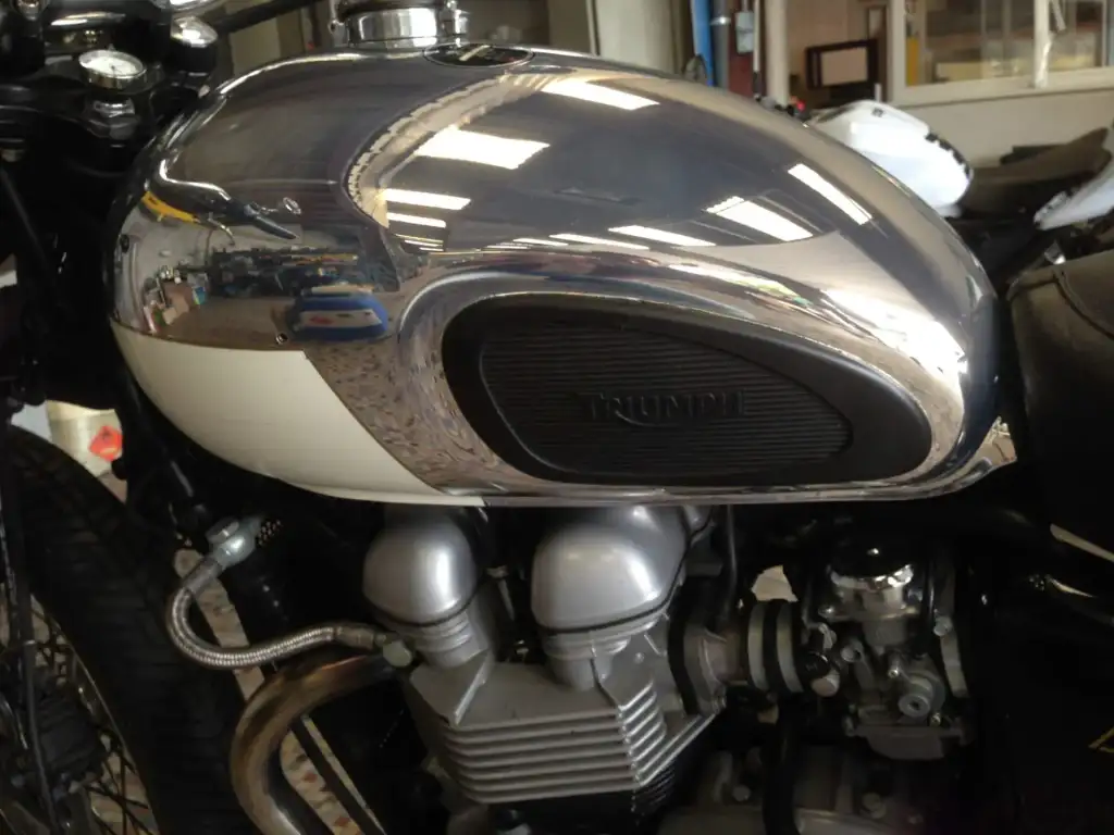 Peinture Chrome sur moto Triumph restauration