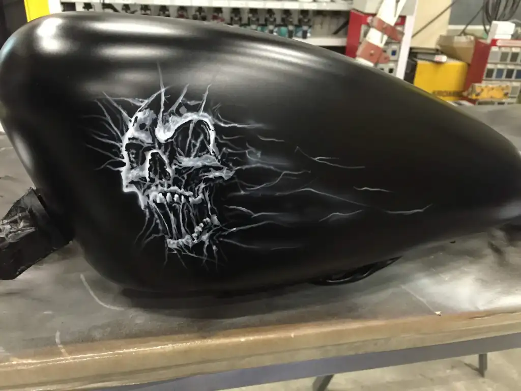 Peinture moto Harley Skull white and black mat Nantes 44
