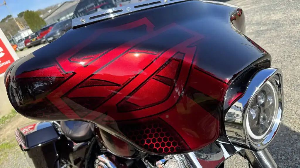 HARLEY STREET GLIDE NOIR ET CANDY RED DECO BAR AND SHIELD