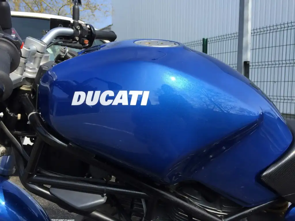 Redressage réservoir et peinture moto Ducati 44